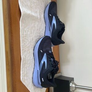 Ladies Brooks Size 8